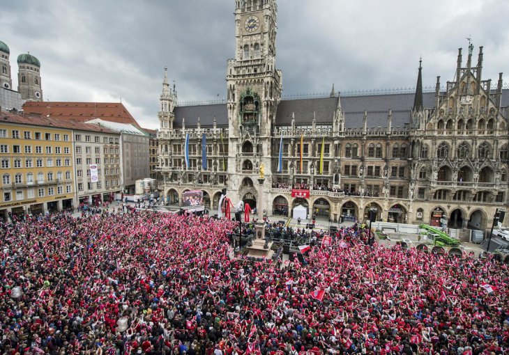 Navijači i igrači fudbalskog velikana Bayerna u centru grada proslavili titulu prvaka