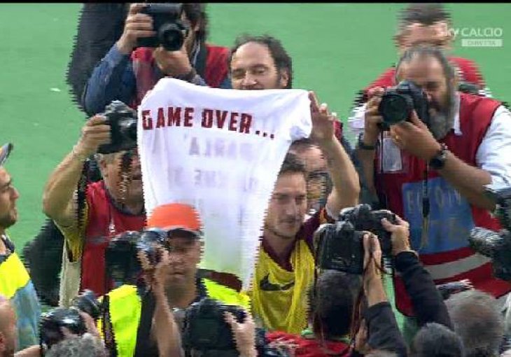 Ova je fotografija obišla svijet: Totti nakon utakmice razbjesnio navijače Lazija