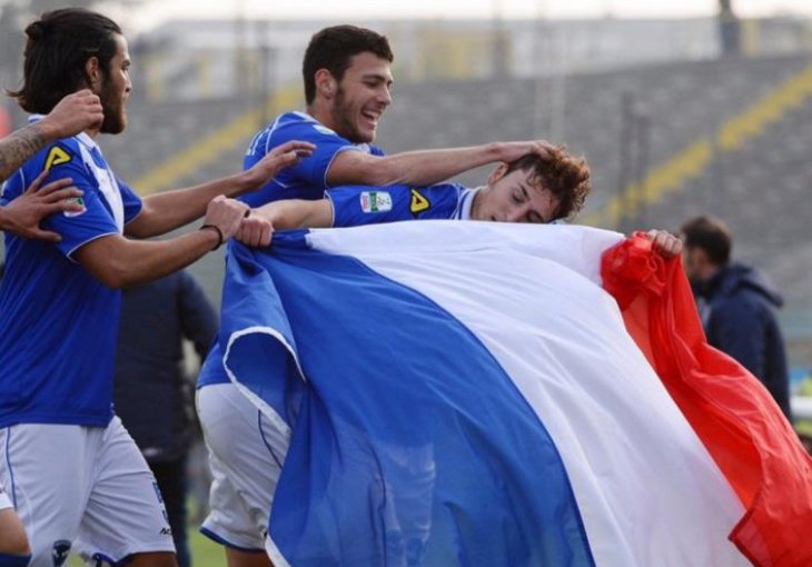 Slika koja je obišla svijet: Mladi Talijan proslavio gol sa francuskom zastavom