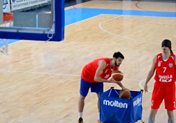 Čudo ili prevara: Košarkaš iz Srbije vezanih očiju ubacio 11 trojki