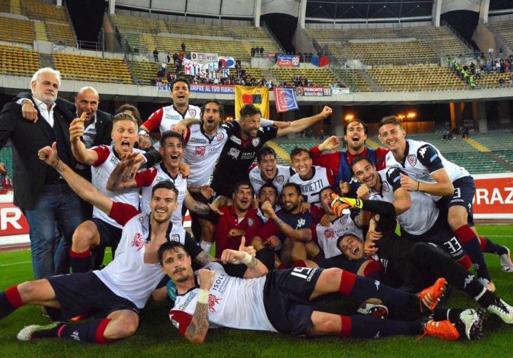 Fudbaleri Cagliarija povratak u Serie A proslavili u gaćama