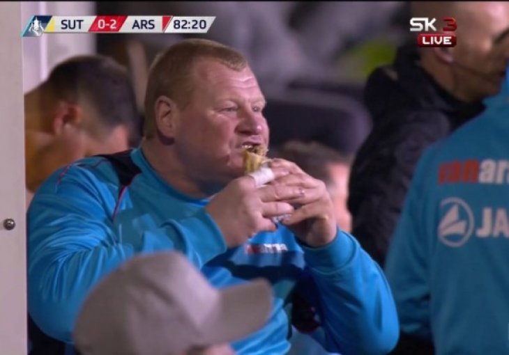 Golman Suttona jeo pitu za vrijeme utakmice sa Arsenalom 