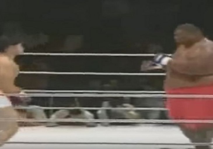 Pogledajte šta se dogodi kada borac od 75 kg uđe u ring protiv sumo rvača od 275 kilograma