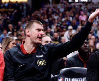 (VIDEO) Jokić srušio NBA zvijezdu od 112 kilograma kao čunj: Pogledajte kako je to uradio